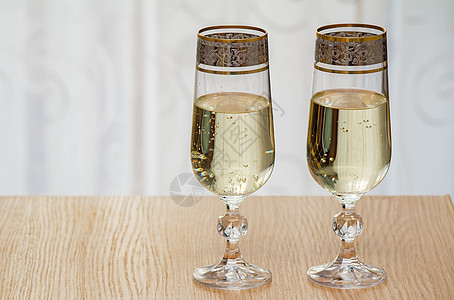 两杯香槟笛子 装满香槟 酒精 自助餐 水 招待图片