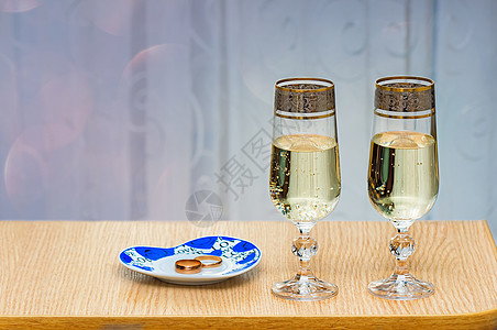 两杯香槟笛子 装满香槟 自助餐 餐厅 酗酒图片