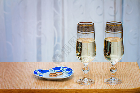 两杯香槟笛子 装满香槟 专业品鉴 餐厅 饮料 葡萄酒 招待图片