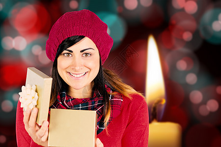 喜笑的棕发黑发美人开始圣诞节礼物的复合形象 快乐 庆祝图片