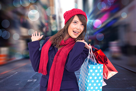 冬季衣服中带着购物袋的美红褐色快乐综合形象 路 外套图片