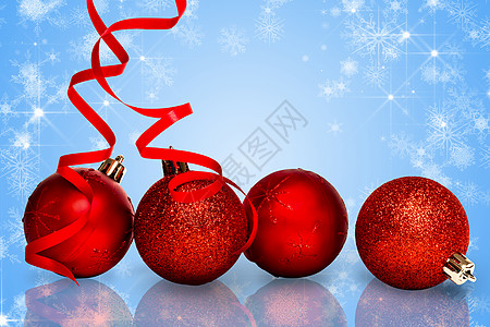 四个红圣诞节球装饰的复合图像集成 在一条线上 闪亮的图片