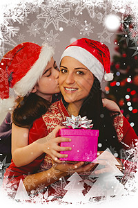 女儿给妈妈圣诞礼物的合成图 接吻 孩子 圣诞帽 取景图片