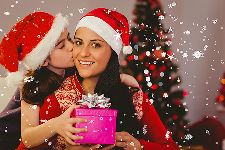 女儿给妈妈圣诞礼物的合成图 接吻 冬天 微笑 拥抱图片