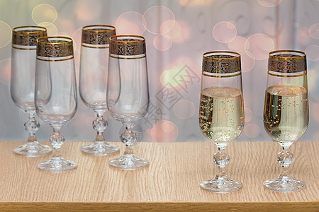 6个漂亮的玻璃酒杯 2个装满香槟 葡萄酒 边缘图片
