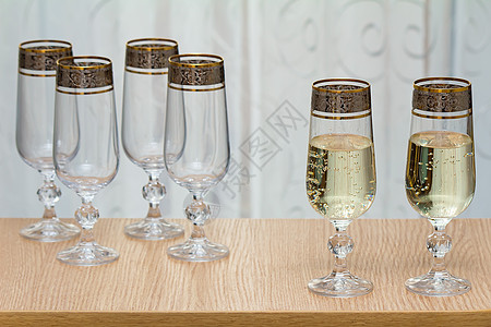 6个漂亮的玻璃酒杯 2个装满香槟 休息 饮料图片