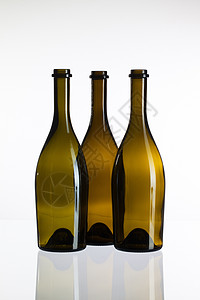玻璃桌上空酒瓶子 干杯 空的 各种各样的 酿酒学 醉图片