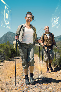 喜悦的远足情侣在山路上行走的综合形象 自由的图片