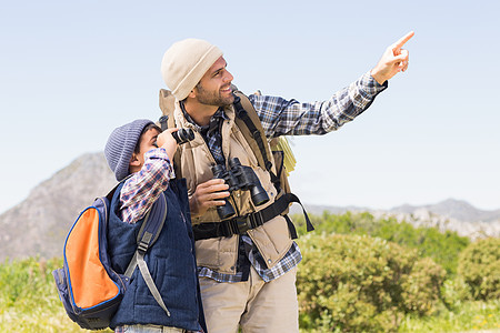 父亲和儿子在山上旅行 快乐 健康 感情 农村 合身图片