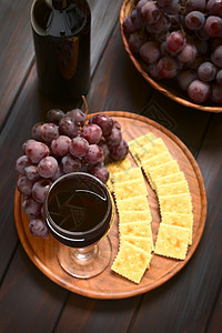 红酒和葡萄杯 瓶子 水果 木头 饼干 藤蔓图片