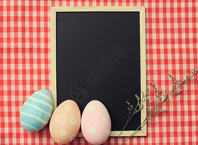 空白黑板上带逆向过滤器 Effec 的彩色东方鸡蛋图片