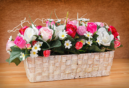 花际安排 手工制作 夏天 雏菊 柳条 篮子 传统 空的 礼物图片