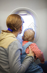 飞机上的母亲和婴儿子儿子 假期 年轻的 家庭 航班孩子高清图片素材