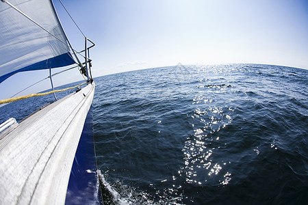 在好风中航行 夏季饱和多彩主题 绳索 帆船 旅行图片