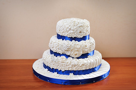 带糖花的多层级婚礼庆祝蛋糕图片