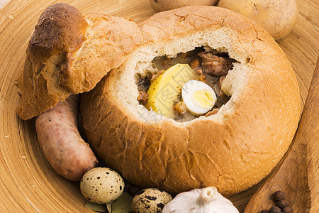 含有香肠 鸡蛋和蘑菇的传统白肉 Zurek 蔬菜 酸的图片