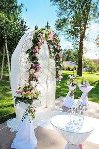 盛装的婚礼大拱门 用彩色花朵举行婚礼背景图片