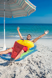 躺在沙滩上的人 带着脚镣和橡皮环 闲暇 快乐图片
