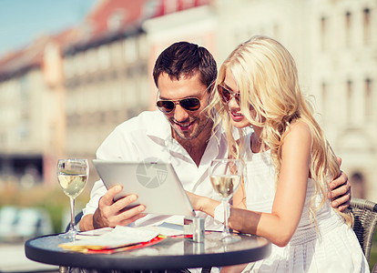 一对夫妇在咖啡馆看平板电脑 男人 无线上网 爱 户外图片