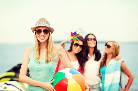 女孩与球的女孩和朋友在海滩上 太阳镜 漂亮的 女性图片
