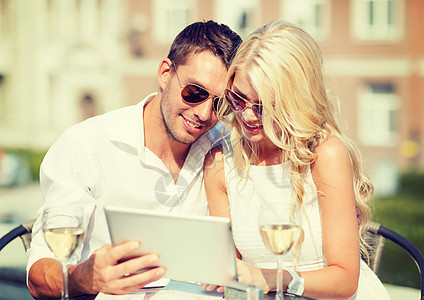 一对夫妇在咖啡馆看平板电脑 爱 夫妻 技术 微笑图片