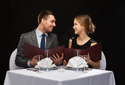 餐点配有菜单的笑着情侣 丈夫 蜡烛 情人节 妻子图片