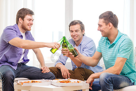 带着啤酒和比萨饼的笑笑朋友 快乐 饮料 成人 青少年图片