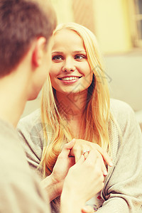 浪漫的男子向美女求婚 男朋友 婚姻 快乐的 天 戒指图片