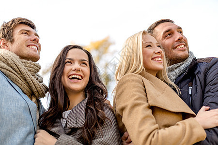 在秋天公园里 一群微笑的男男女女 女朋友 西班牙裔图片