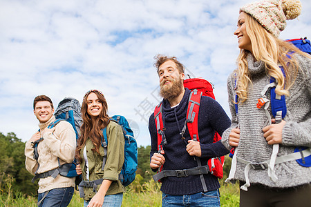 一群带着背包徒步微笑的朋友 旅行 森林 假期图片