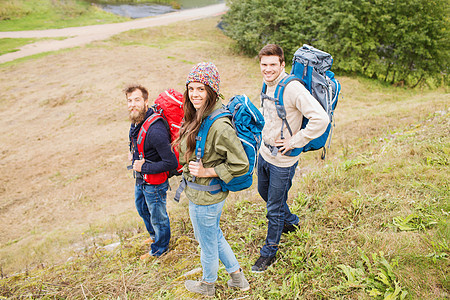 一群带着背包徒步微笑的朋友 家庭 森林 自由的 远足图片