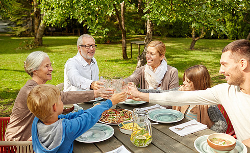 家庭幸福快乐 在夏花花园共进晚餐 成熟 食物图片