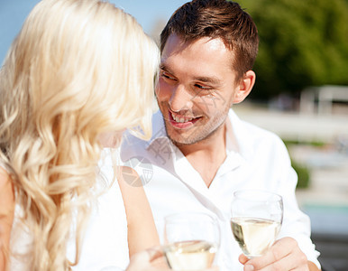 一对夫妇在咖啡馆喝葡萄酒 美丽的 公园 浪漫 夫妻图片