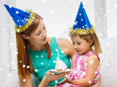 带蛋糕的派对帽上的母亲和女儿 假期 父母图片