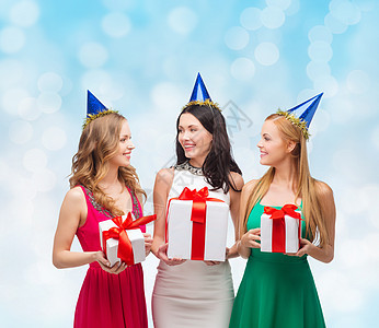 带礼物盒的政党帽上微笑着的妇女 圣诞节 迷人的 快乐的图片