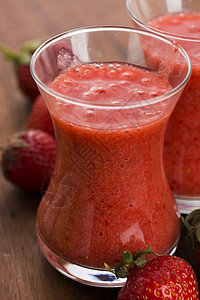 一杯木本底的草莓冰淇淋 寒冷的 甜点 自然 果汁图片