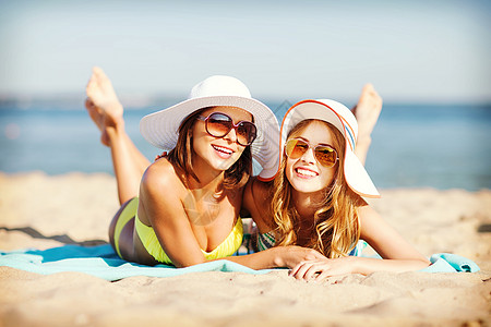 女孩在海滩上晒日光浴 令人不寒而栗 派对 旅行 漂亮的 比基尼图片