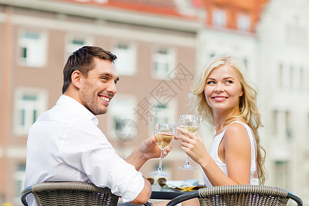 在咖啡馆里喝着葡萄酒的情侣微笑 蜜月 快乐 咖啡店图片