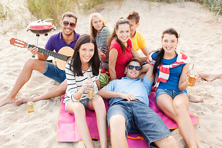 一群快乐的朋友在海滩上玩得开心 喝 派对 酒精图片