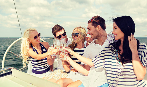 在游艇上带着香槟杯的笑着朋友 西班牙裔 旅游 闪闪发光图片