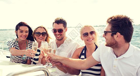 在游艇上带着香槟杯的笑着朋友 血管 假期 男人图片