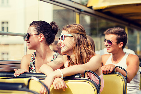 一群微笑的朋友们乘大客车旅行 喜悦 女性 旅游图片