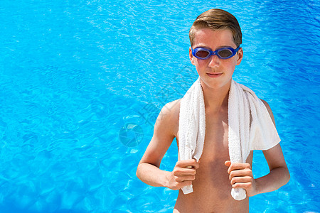 游泳时戴游泳护目镜和毛巾的荷兰少年男孩图片