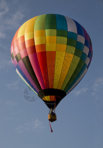 向蓝天发射热气球;背景图片