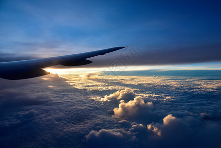 云层上方的飞机翼 风景假期高清图片素材