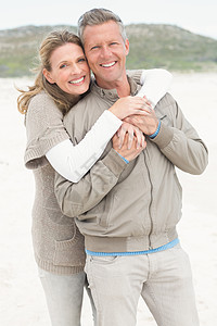 微笑的一对夫妇 彼此依存着 布鲁内特 娱乐 海岸线图片