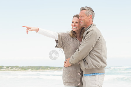 微笑的一对夫妇 彼此依存着 喜悦 海洋 晴天 头发花白图片