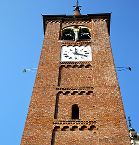 在意大利 墙和教堂塔的钟声阳光明媚 旅行 太阳表图片