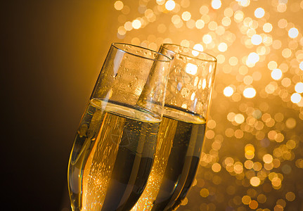 在深金光布基背景上 带金泡的香槟长笛详细内容 香槟酒 鸡尾酒图片