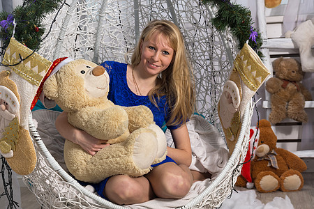 带着泰迪熊的女孩 新年 乐趣 玩具熊背景图片